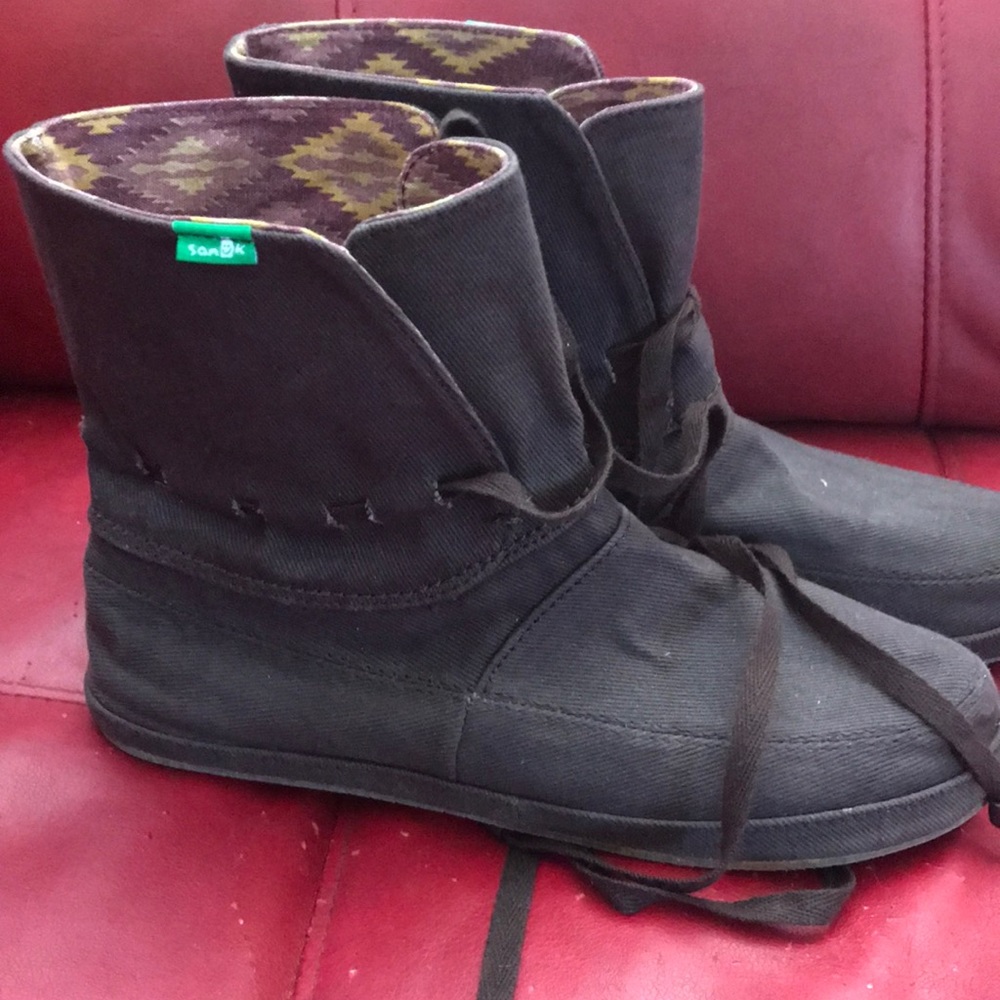 Sanuk light weight booties size 9